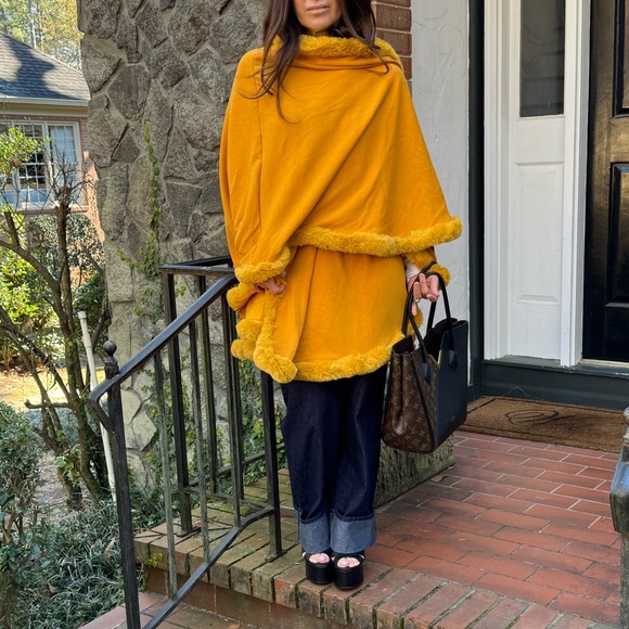 40 Gorgeous Faux fur Trim Poncho Jacket - Picture 6 of 6